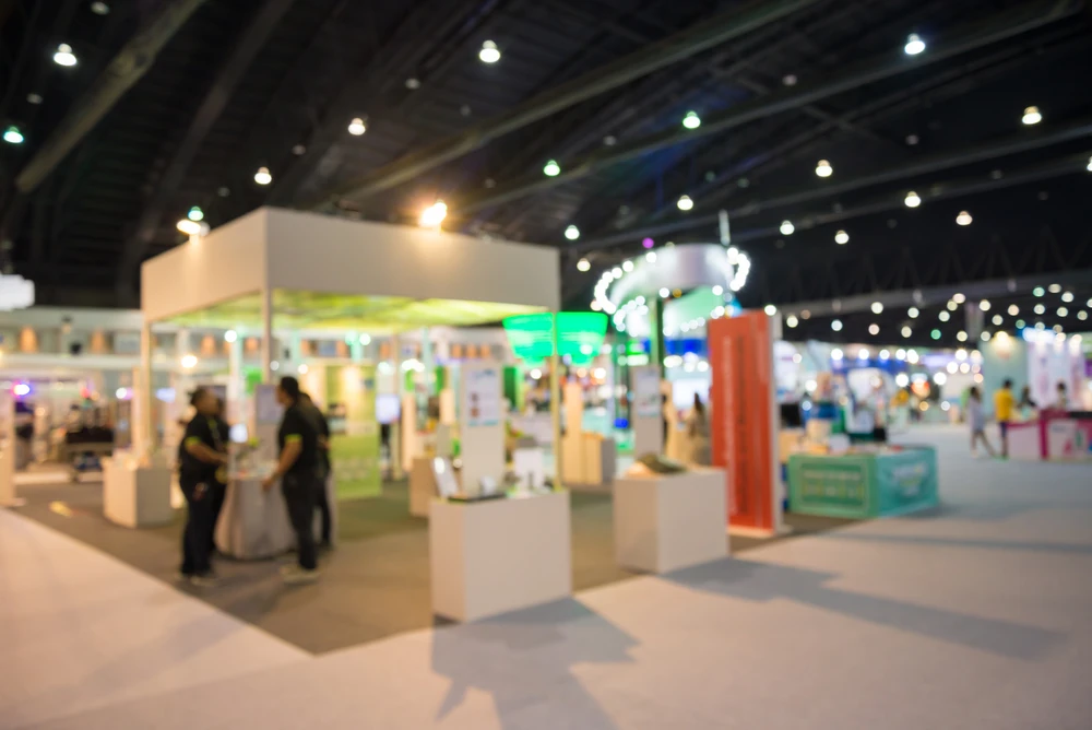 Salon professionnel en intérieur avec stands d'exposition modulaires