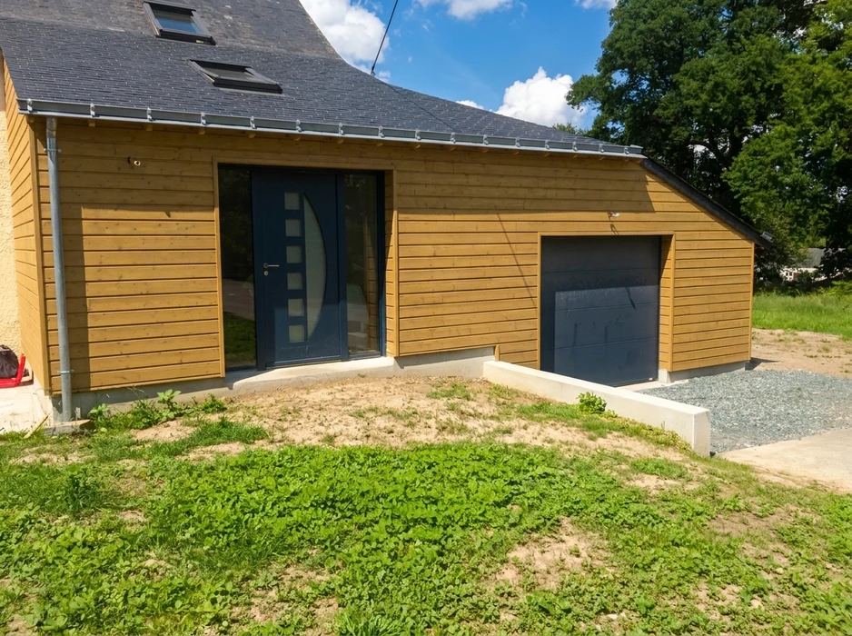 Maison neuve à ossature bois avec bardage horizontal en sapin naturel, toiture en ardoise avec chéneau zinc