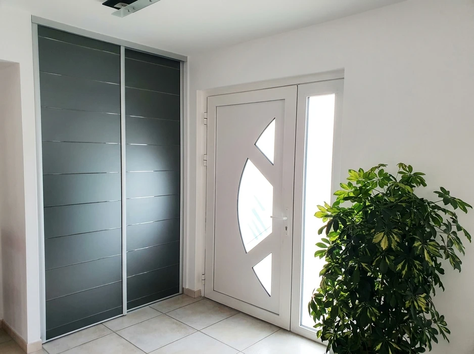Entrée de maison moderne avec sol en carrelage clair