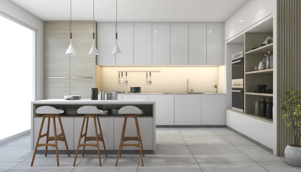 Installateur professionnel en casquette effectuant la pose d'une fenêtre PVC blanche à double vitrage dans un intérieur résidentiel