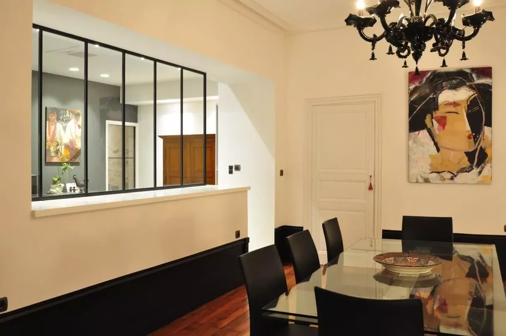 Intérieur d'un meuble de cuisine en cours de montage