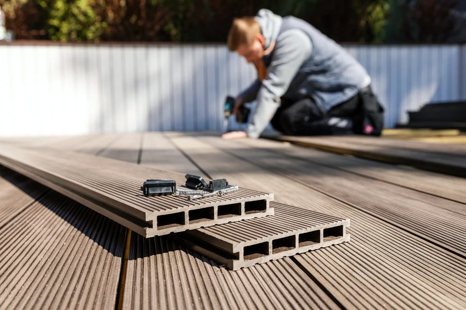 Atelier de menuiserie avec perceuse électrique bleue posée sur planches de bois brut