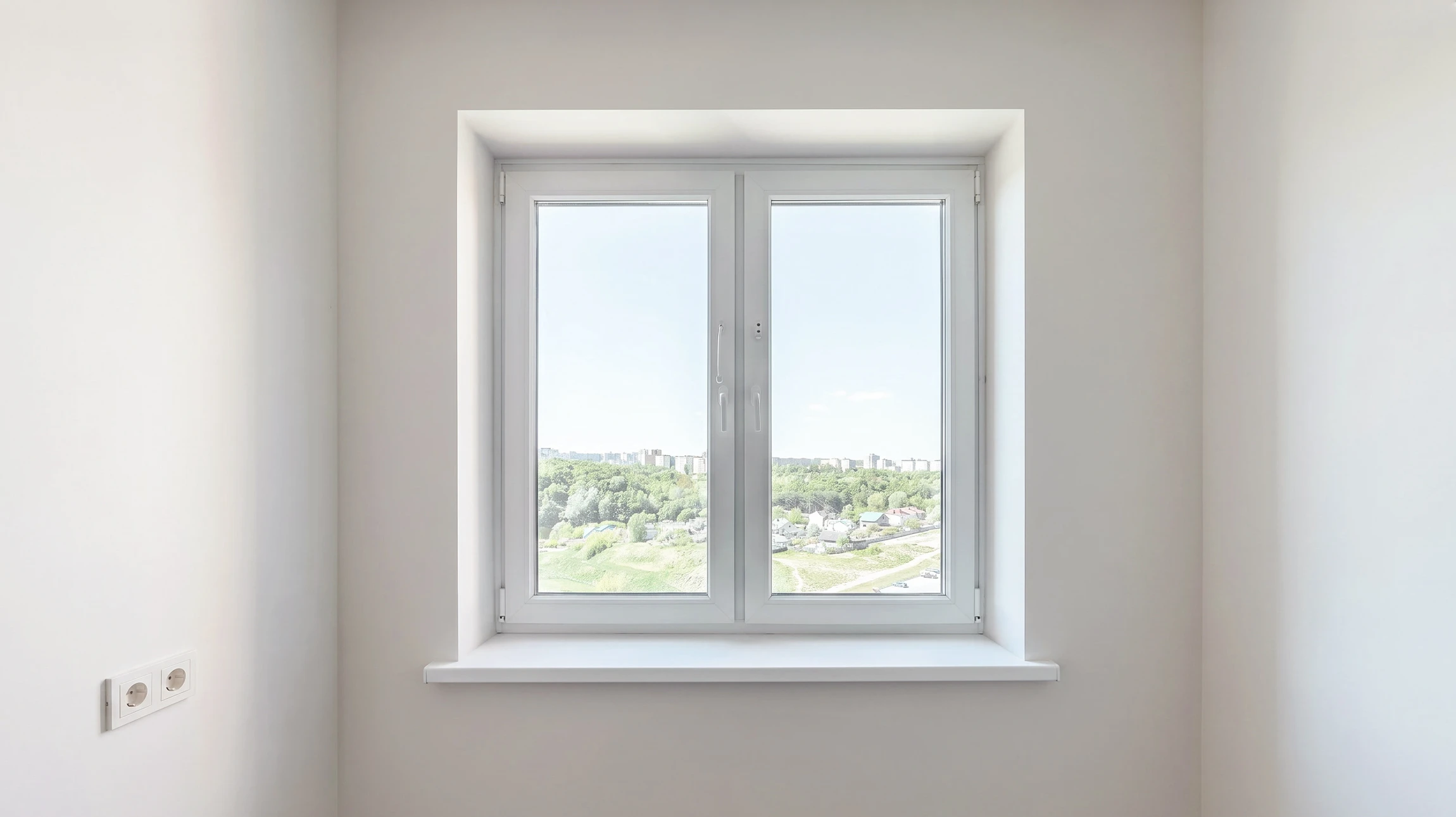 Photographie d'un menuisier qualifié en tenue professionnelle, installant ou ajustant une fenêtre moderne (double vitrage) sur la façade d'une maison d'habitation. La scène doit montrer le professionnel en action, mesurant ou positionnant la menuiserie avec précision. Le contexte doit être celui d'un chantier résidentiel réel, avec une architecture domestique claire, illustrant l'expertise en menuiseries extérieures de l'entreprise.