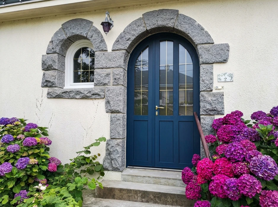 Maison contemporaine à toit de chaume, façade blanche