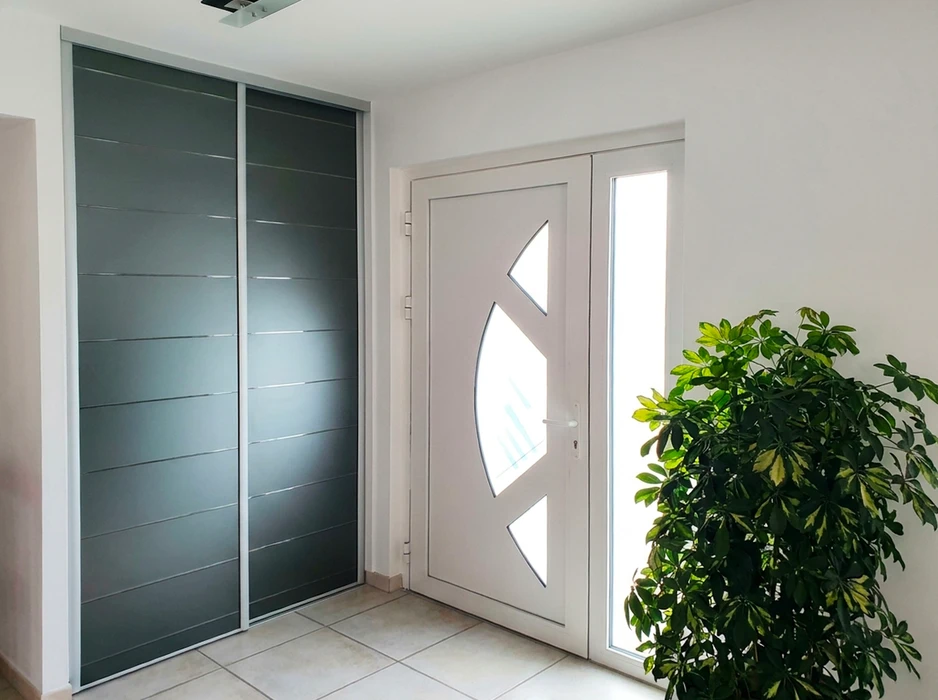 Extension contemporaine d'une maison individuelle, vue extérieure sur terrasse carrelée