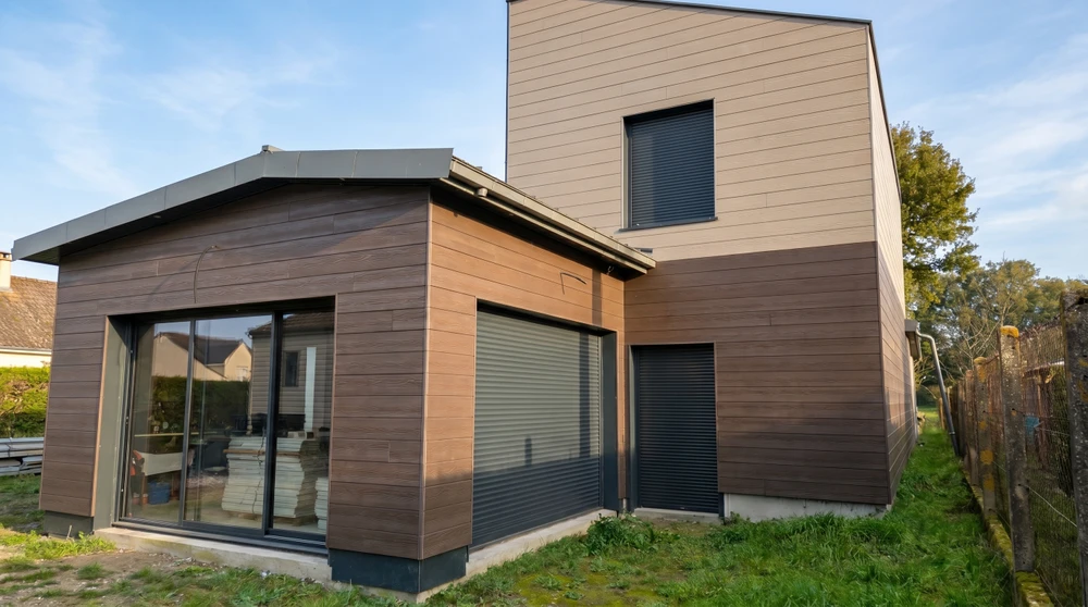 Chantier de rénovation extérieure d'une maison individuelle